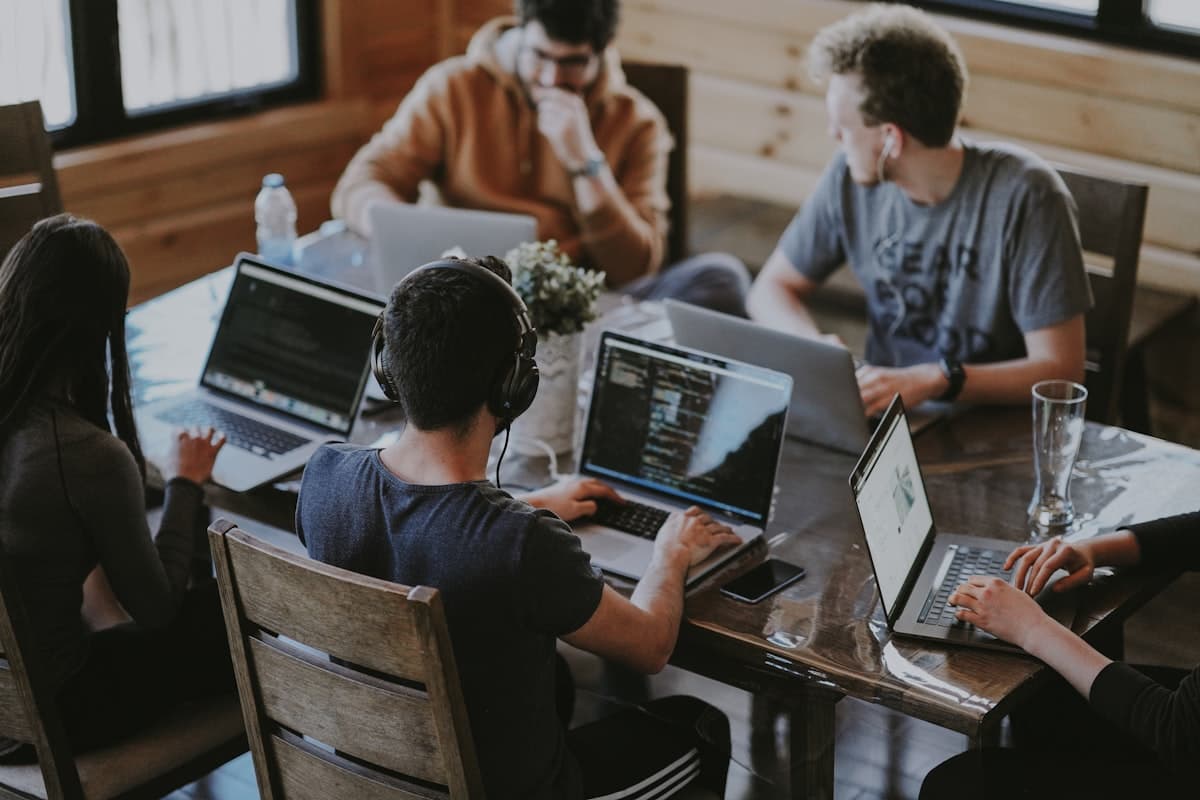 Sinh viên trao đổi cùng mentor